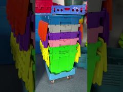 Come impilare casse di plastica con coperchi su carrelli per operazioni di magazzino più veloci