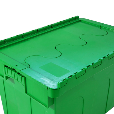 Grandi scatole di plastica con coperchio in una scatola di stoccaggio logistica